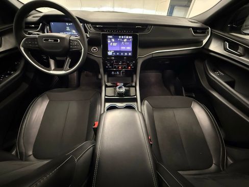 Used 2025 Jeep Grand Cherokee L Altitude RWD image 14