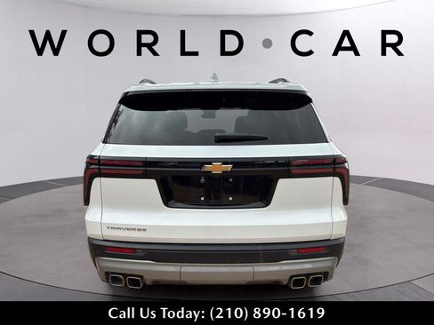 Used 2025 Chevrolet Traverse LT FWD image 14