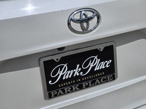 Used 2020 Toyota Highlander LE AWD/4WD image 43