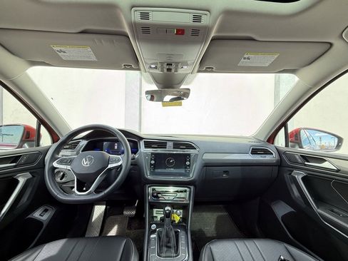Used 2022 Volkswagen Tiguan SE w/ Panoramic Sunroof Package image 6