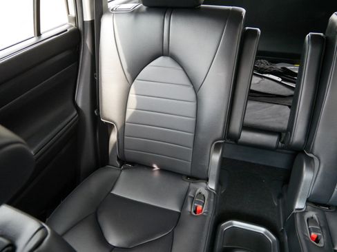 Used 2023 Toyota Highlander XLE AWD/4WD image 12