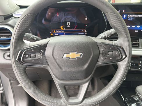 Used 2025 Chevrolet Trax LT FWD image 19