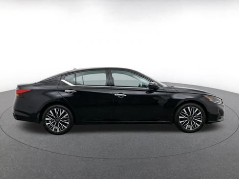 Used 2025 Nissan Altima 2.5 SV FWD image 8