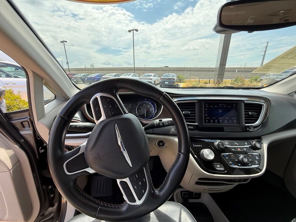 Used 2018 Chrysler Pacifica Touring-L FWD image 28