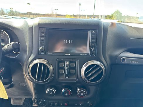 Used 2018 Jeep Wrangler Unlimited Sahara image 29