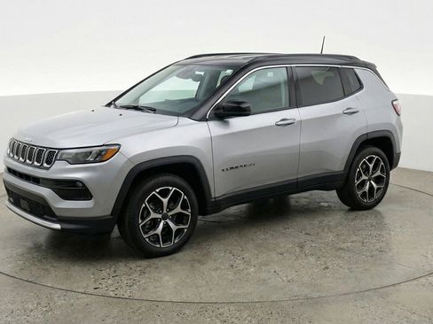 Used 2025 Jeep Compass Limited image 3