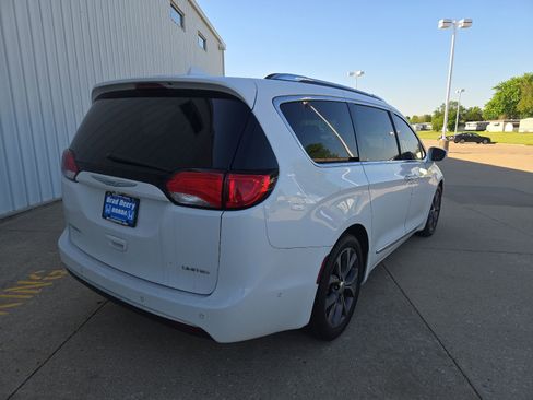 Used 2018 Chrysler Pacifica Limited w/ Tire & Wheel Group FWD image 6