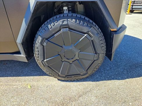 Used 2024 Tesla Cybertruck AWD Crew Cab image 10