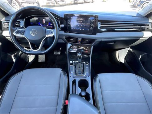 Used 2025 Volkswagen Jetta SE image 16