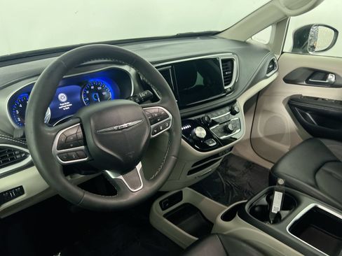 Used 2023 Chrysler Pacifica Touring-L FWD image 28