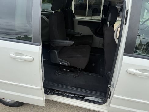 Used 2012 Dodge Grand Caravan SXT FWD image 12
