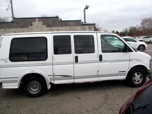 Used 2000 Chevrolet Express 1500 image 2