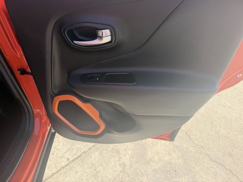 Used 2017 Jeep Renegade Altitude FWD image 25