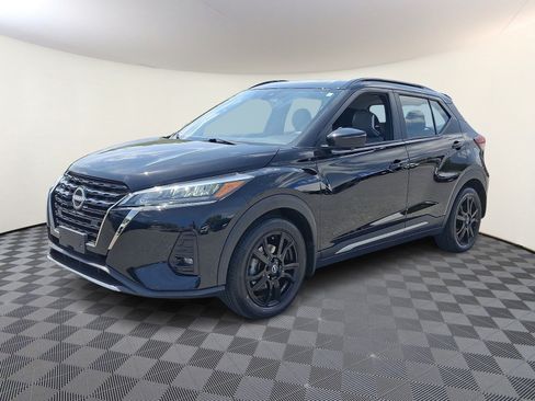 Used 2023 Nissan Kicks SR w/ SR Premium Package FWD image 3