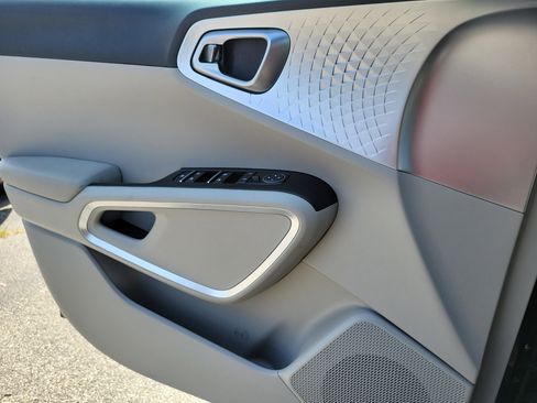 Used 2025 Kia Soul LX image 19