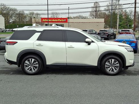 Certified 2023 Nissan Pathfinder SL w/ Black Appearance Package AWD/4WD image 8