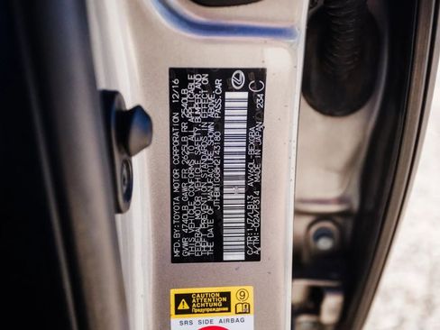 Used 2017 Lexus ES 300h w/ Luxury Package image 40