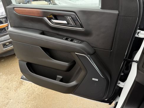 Used 2025 GMC Yukon XL Denali AWD/4WD image 30
