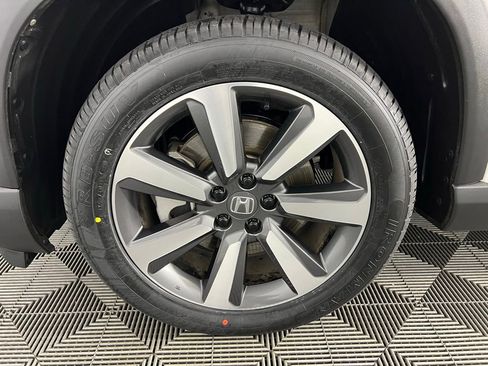 Used 2025 Honda Pilot Touring image 11