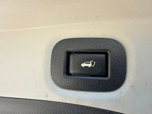 Used 2018 Nissan Rogue SL w/ Premium Package FWD image 17