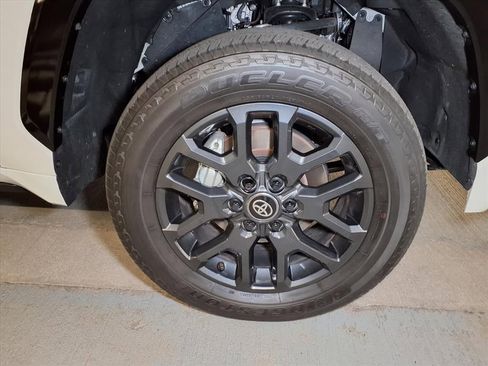 Used 2025 Toyota Tundra Platinum AWD/4WD image 5