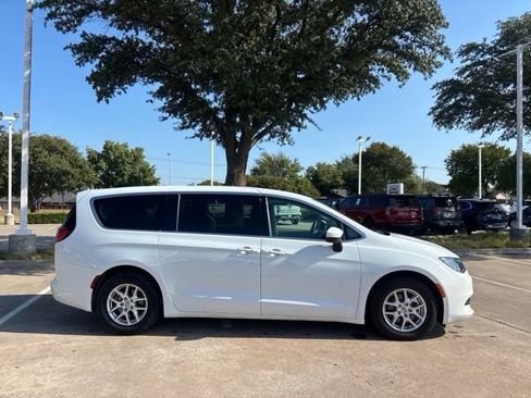 Used 2023 Chrysler Voyager LX FWD image 4