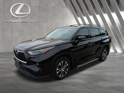 Used 2022 Toyota Highlander XLE image 3