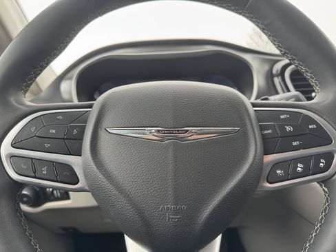 Used 2023 Chrysler Pacifica Touring-L image 19