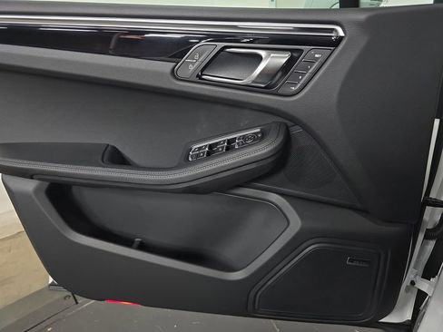 New 2026 Porsche Macan image 22