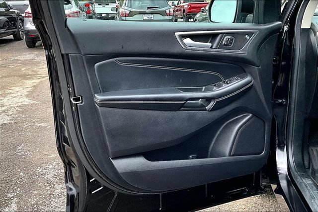 Used 2021 Ford Edge Titanium w/ Equipment Group 301A FWD image 17