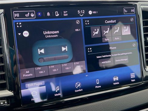 Used 2024 Chrysler Pacifica Touring-L image 7