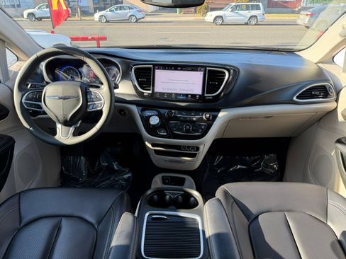 Used 2023 Chrysler Pacifica Touring-L image 24