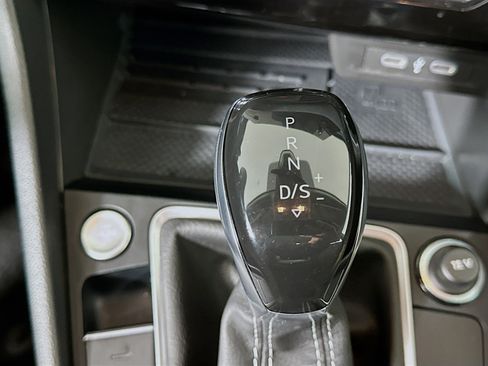 Used 2025 Volkswagen Jetta SE image 25