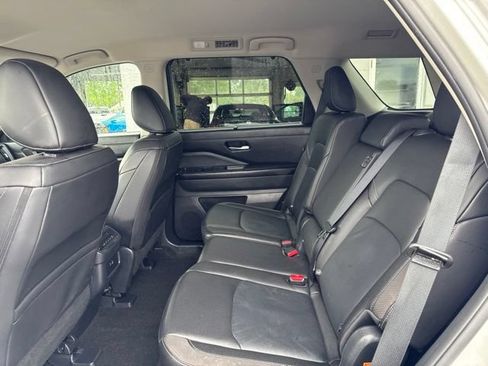Used 2025 Nissan Pathfinder SL AWD/4WD image 18