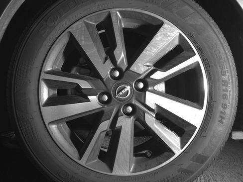 Used 2025 Nissan Versa SV image 12