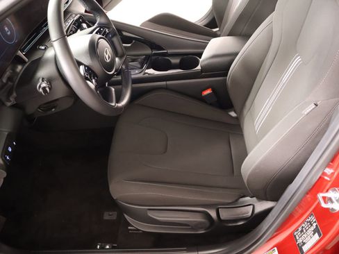 Certified 2025 Hyundai Elantra SEL FWD image 11