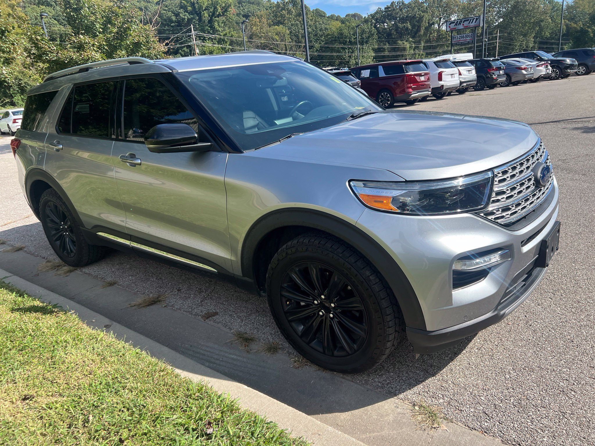 Used 2021 Ford Explorer Limited w/ Equipment Group 301A AWD/4WD image 3