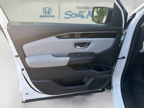 Used 2023 Honda Pilot LX image 19