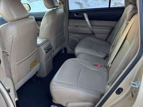 Used 2011 Toyota Highlander SE w/ Tow Pkg image 11