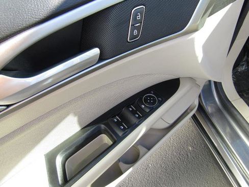 Used 2019 Ford Fusion SE image 15