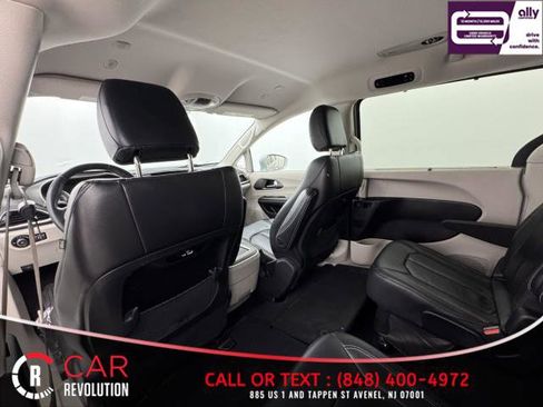 Used 2022 Chrysler Pacifica Touring-L image 21