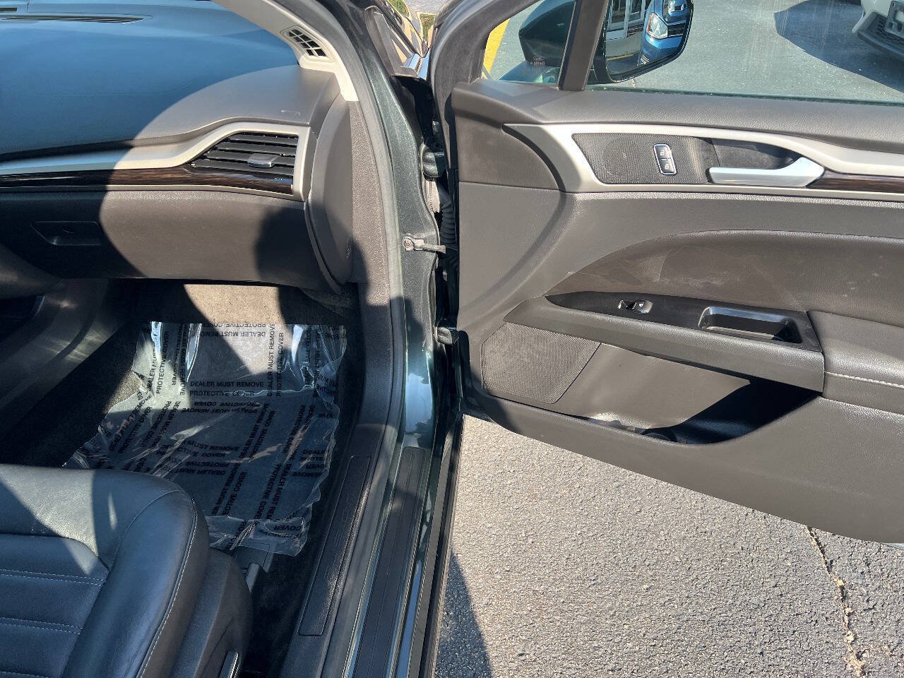 Used 2015 Ford Fusion SE w/ Equipment Group 202A FWD image 29