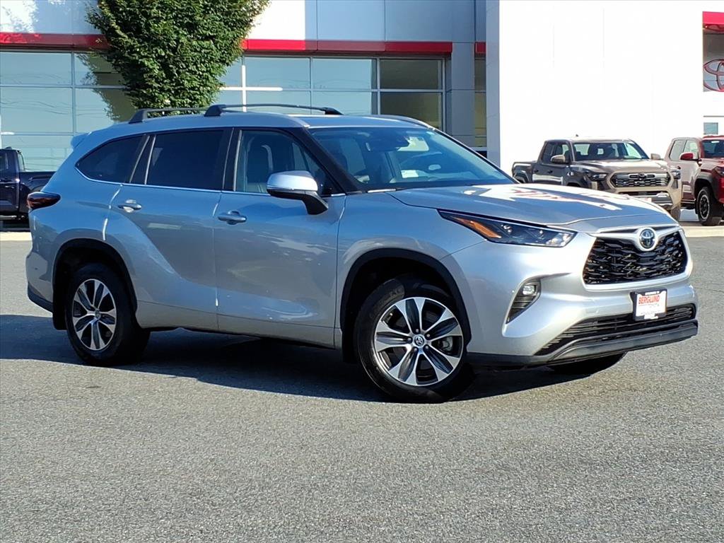 Used 2024 Toyota Highlander XLE AWD/4WD image 2