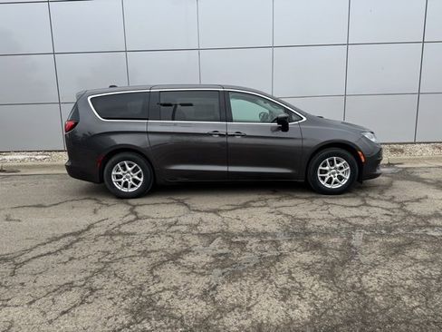 Used 2023 Chrysler Voyager LX image 35