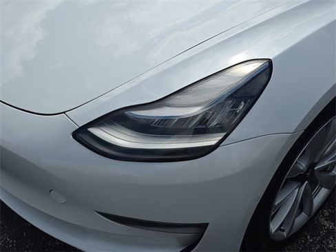 Used 2020 Tesla Model 3 Standard Range Plus image 9