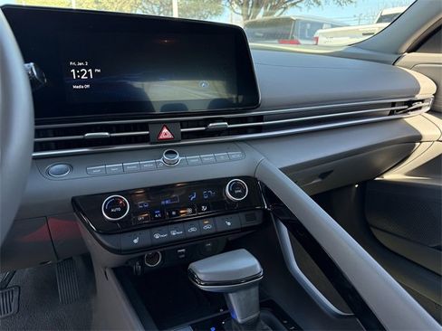 Used 2025 Hyundai Elantra SEL image 14