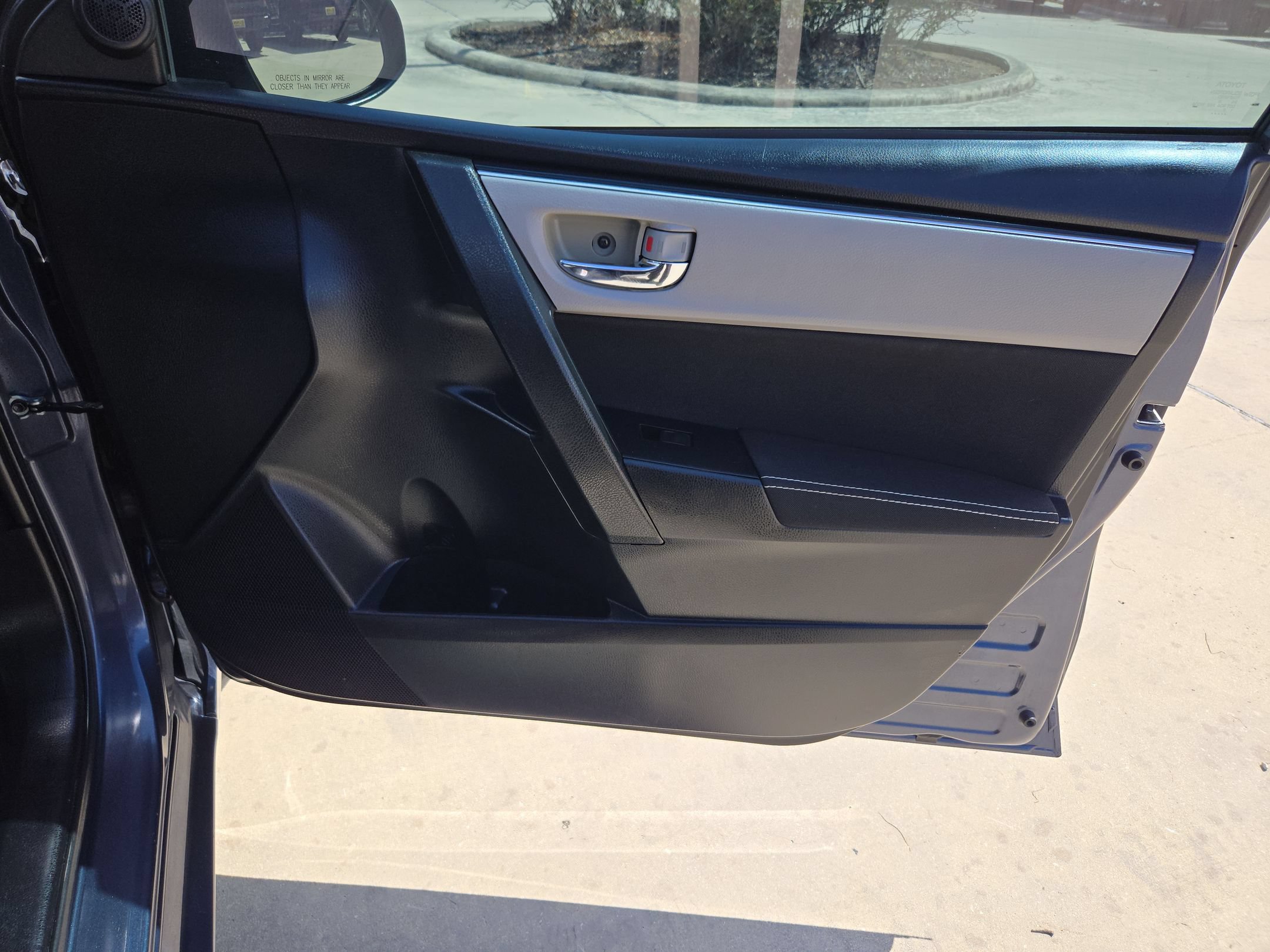 Used 2018 Toyota Corolla LE FWD image 29