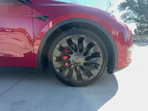 Used 2022 Tesla Model Y Performance image 9