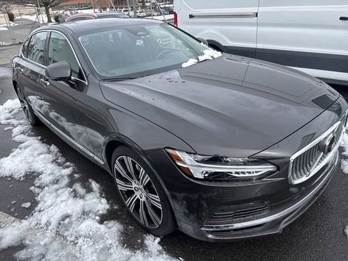 Used 2022 Volvo S90 T8 R-Design image 4