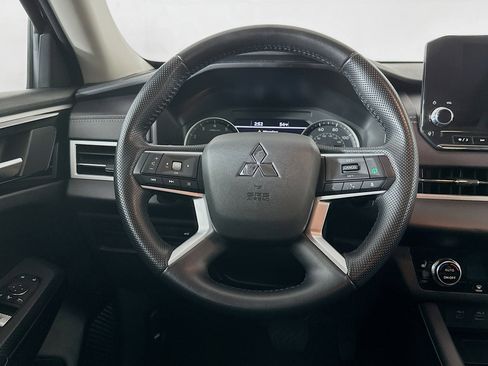 Used 2024 Mitsubishi Outlander SE image 18